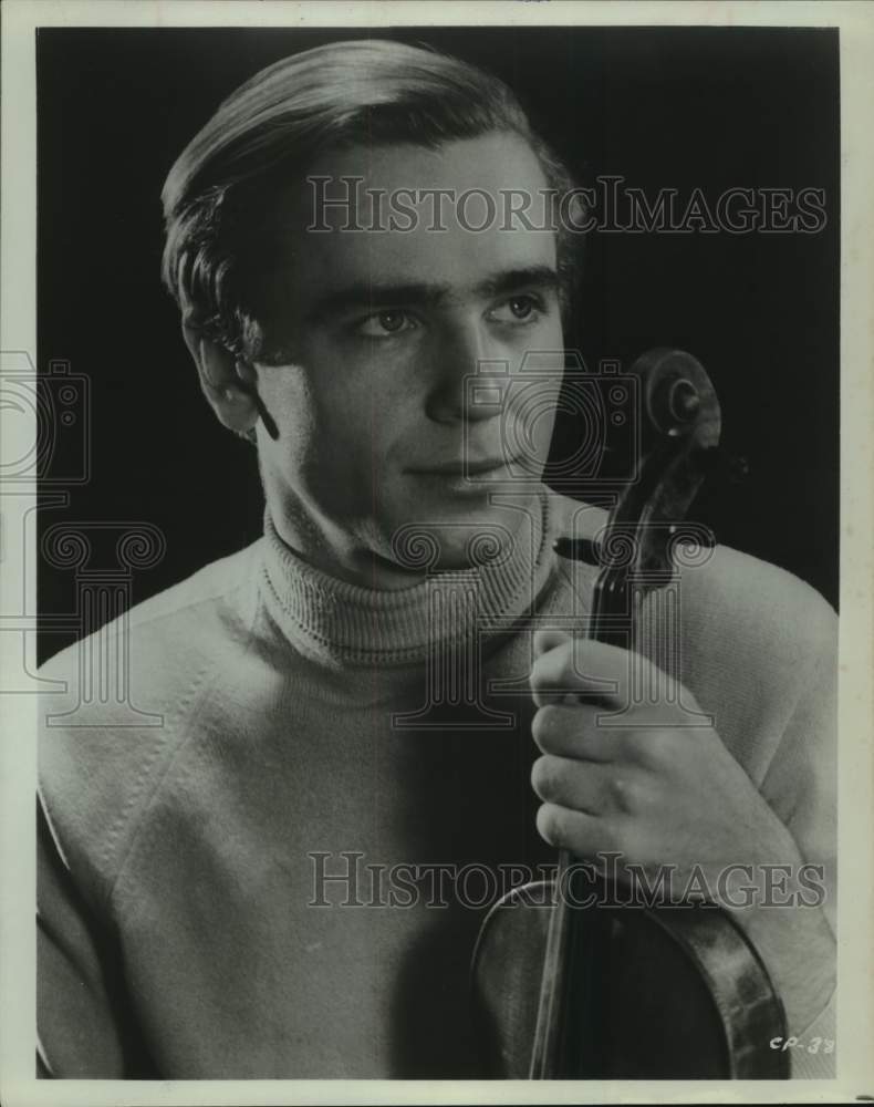 1975 Press Photo Violinist Viktor Tretyakov Holds Violin - Historic Images