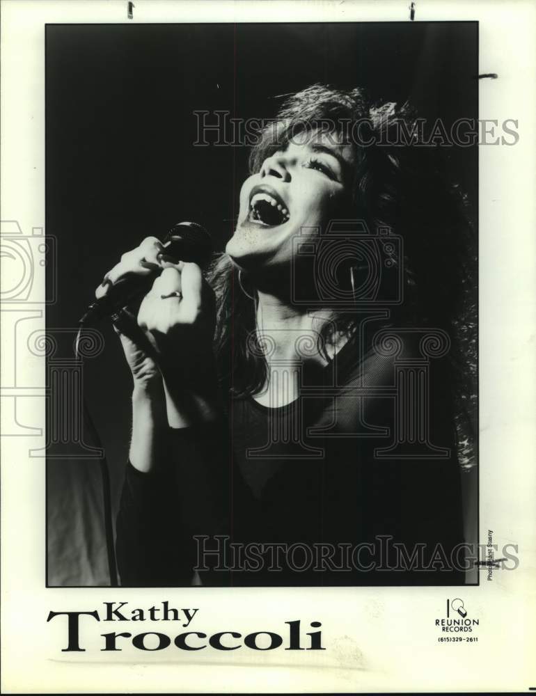 1999 Press Photo Singer Kathy Troccoli Performs - Historic Images