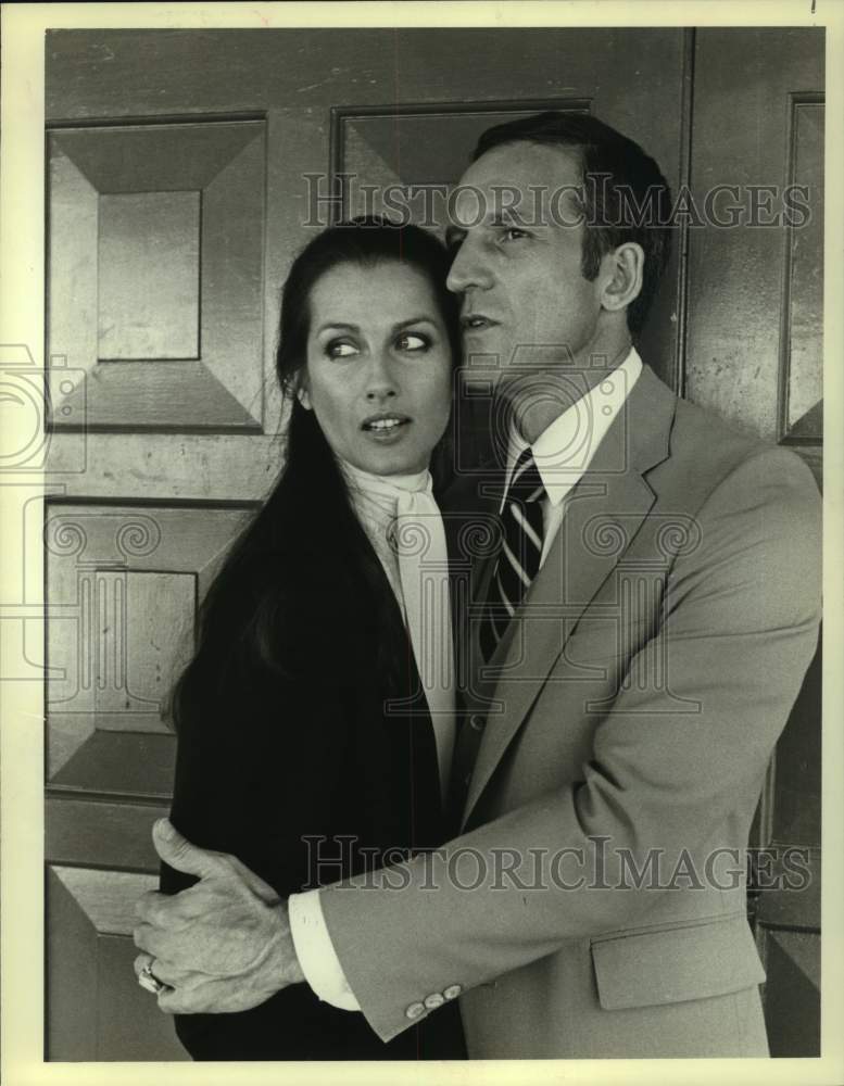 Press Photo Daniel J. Travanti and Veronica Hamel on Hill Street Blues. - Historic Images