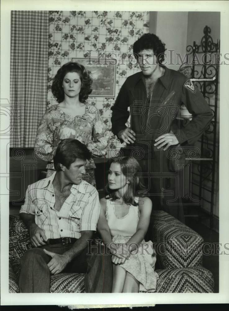 Press Photo Two actors and actresses in a scene from a television show. - Historic Images