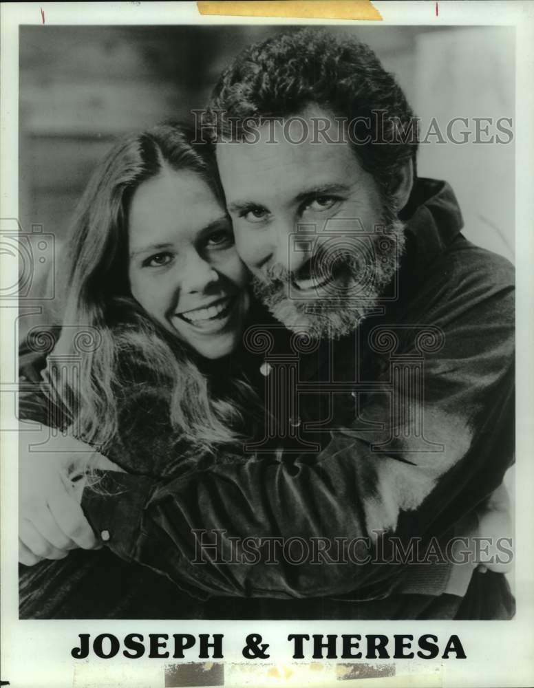1985 Press Photo Singers Theresa Vickers & Joseph Brunelle Hug - Historic Images