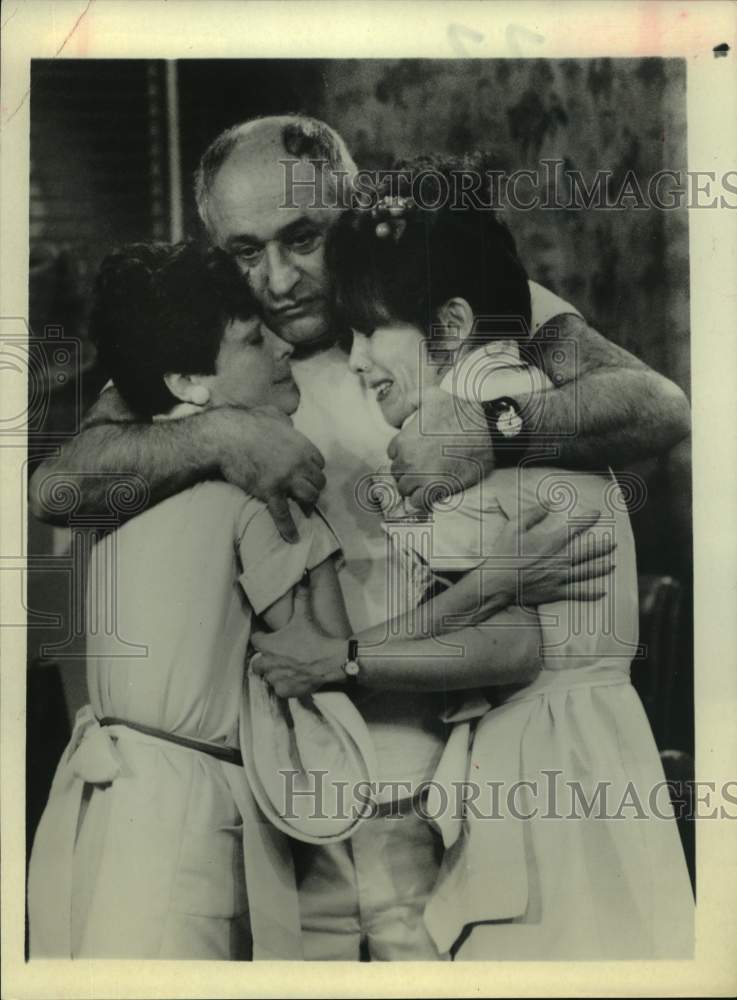 1985 Press Photo Actor Vic Tayback Hugs Two Women on TV Show "Alice" - Historic Images