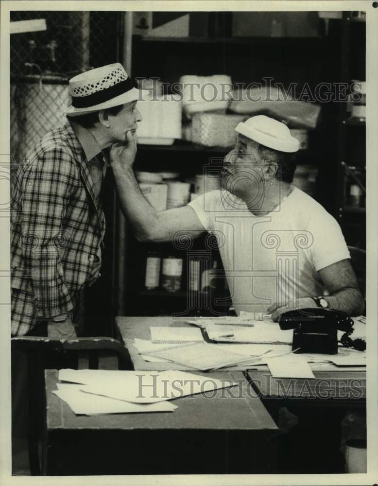 Press Photo Actor Vic Tayback Squeezes Woman&#39;s Cheeks in Show Scene - Historic Images