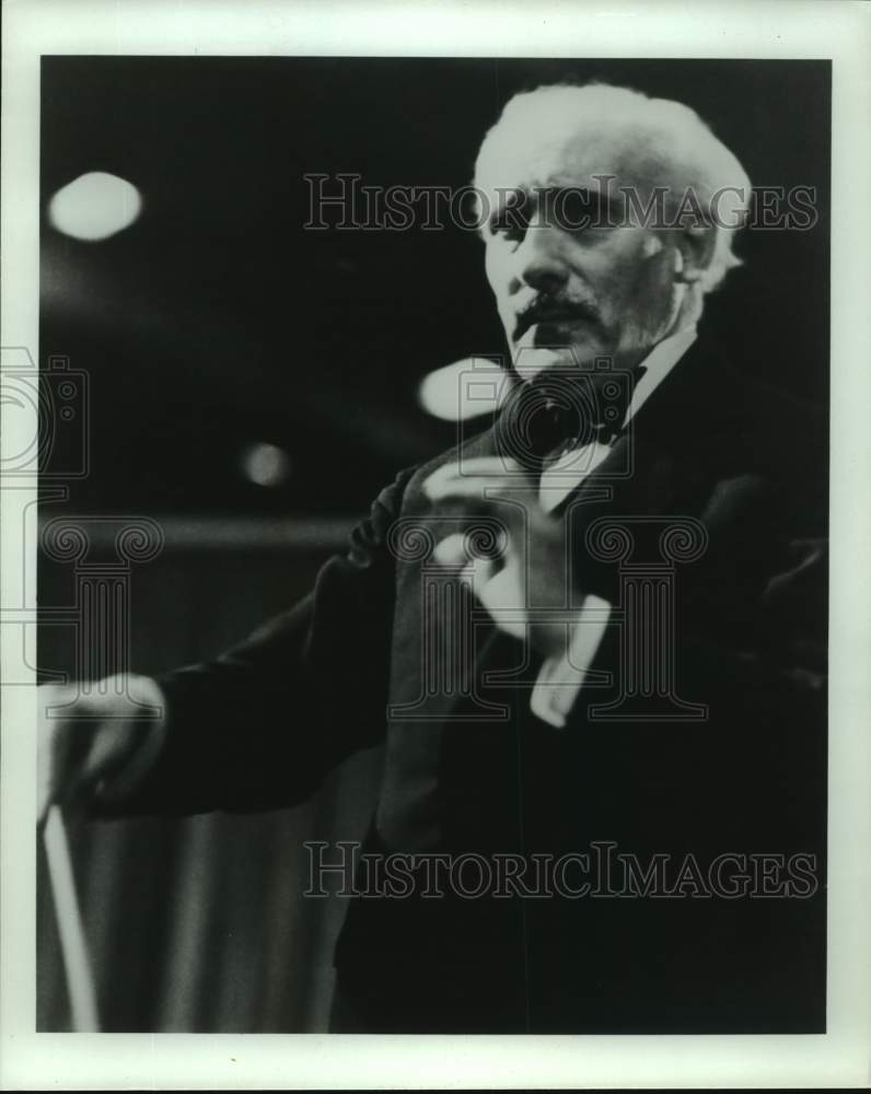 1986 Press Photo Conductor Arturo Toscanini Leads NBC Symphony - Historic Images