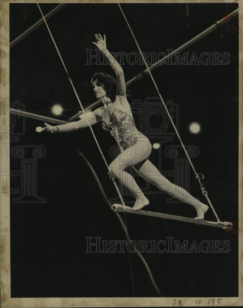 1973 Press Photo Sarah Chapman with Ringling Bros. and Barnum & Bailey Circus - Historic Images