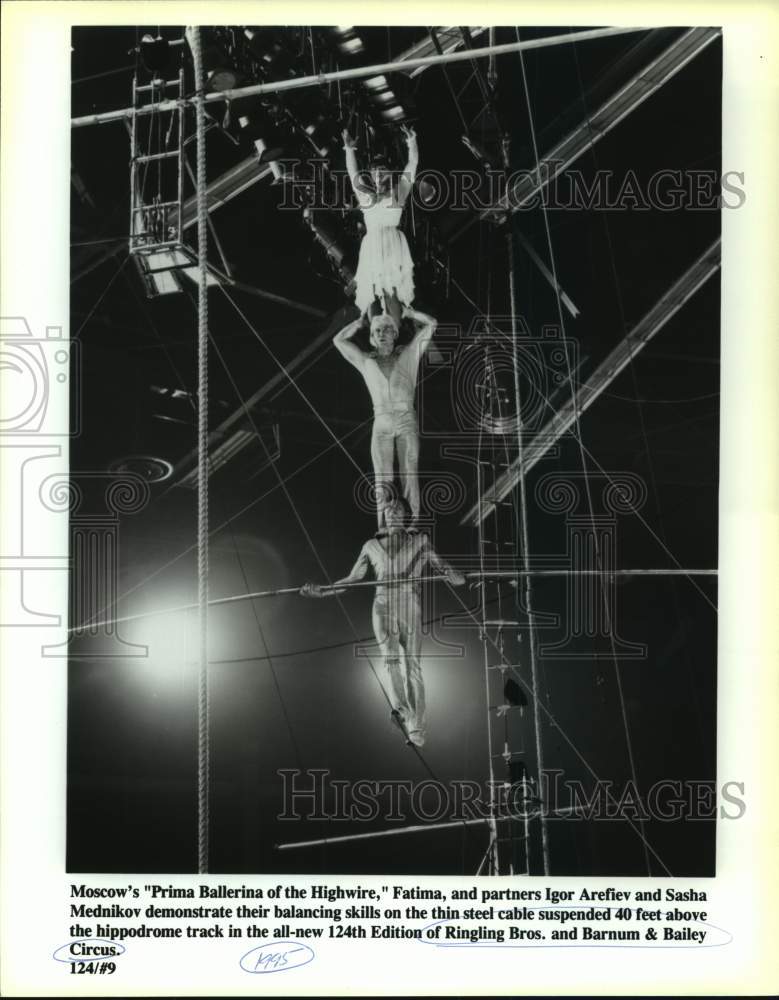 1995 Press Photo Highwire act in the Ringling Bros. and Barnum &amp; Bailey Circus. - Historic Images