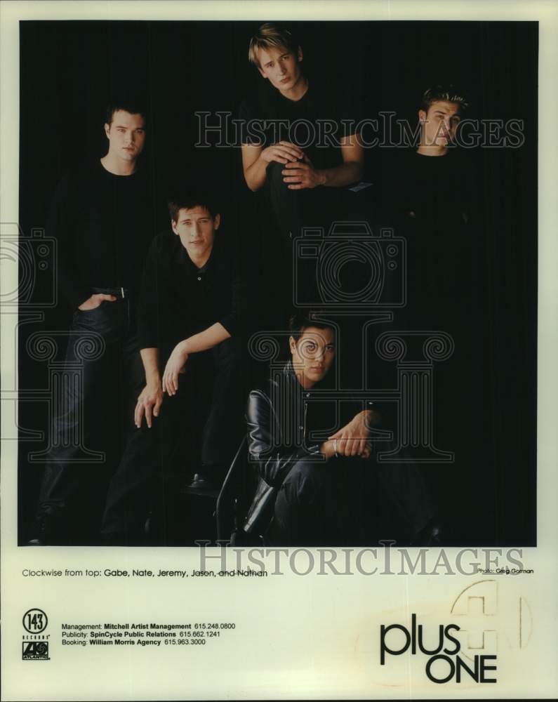 2000 Press Photo Five members of the band Plus One - Historic Images