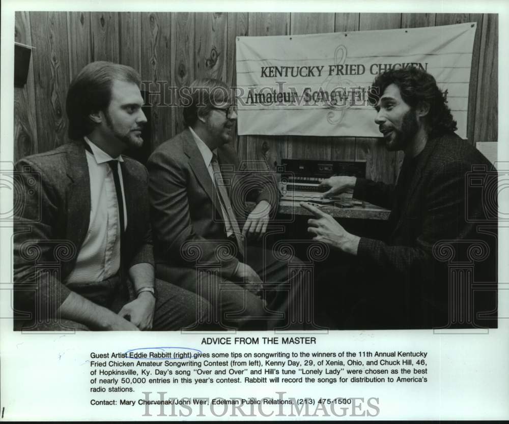Press Photo Singer Eddie Rabbitt with Songwriting Contest Winners - Historic Images