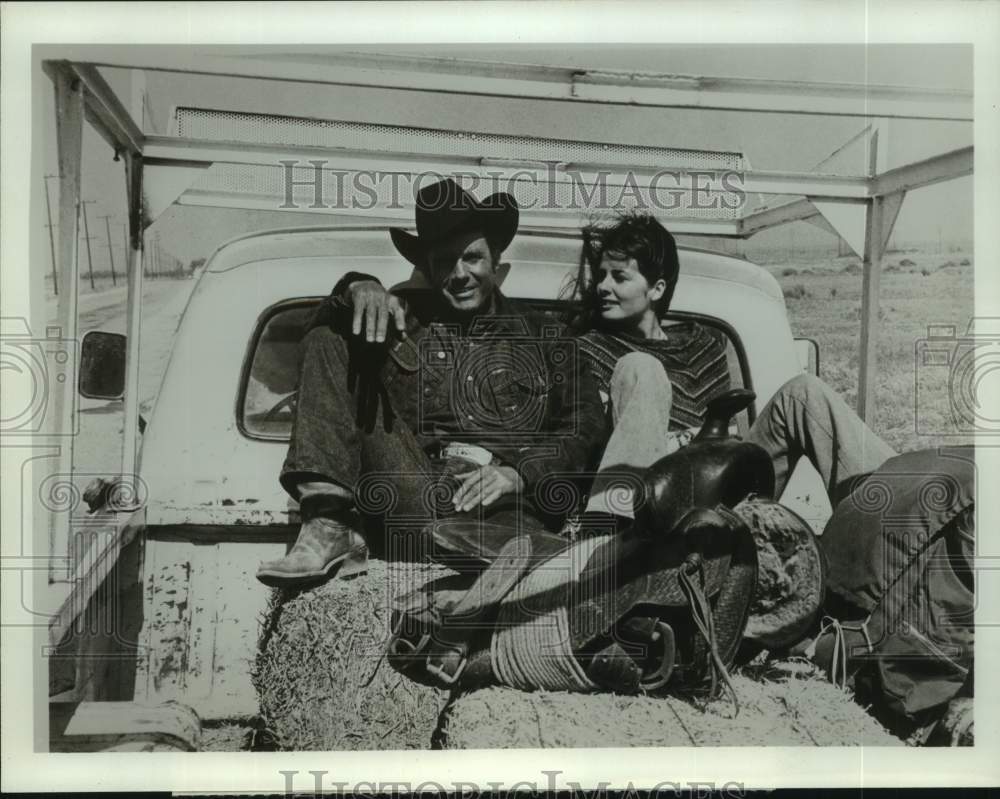 1977 Press Photo Actors Cliff Robertson and Cristina Ferrare in "JW Coop" on ABC - Historic Images