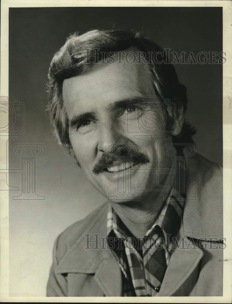 1975 Press Photo Dennis Weaver, Actor in closeup - Historic Images