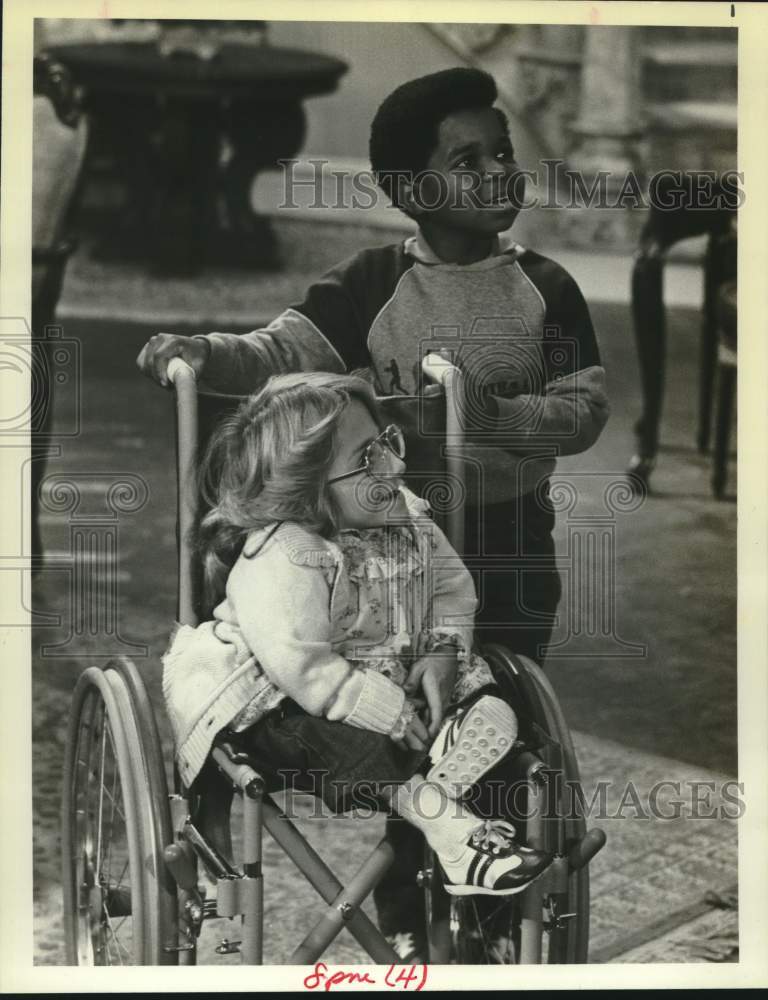 1981 Press Photo Actors Gary Coleman and Melanie Watson in &quot;Diff&#39;rent Strokes&quot; - Historic Images