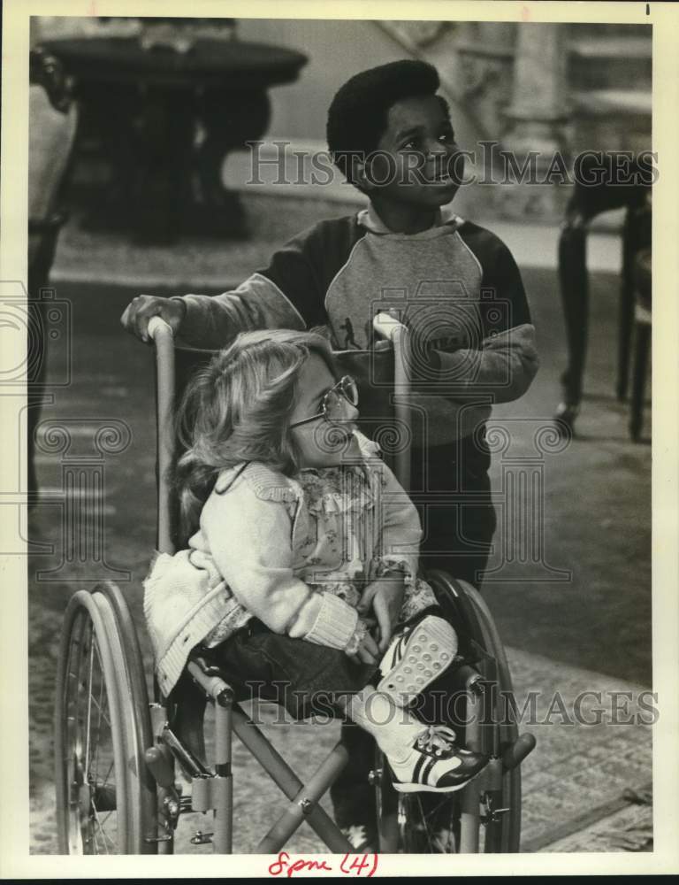 1981 Press Photo Actors Gary Coleman and Melanie Watson in "Diff'rent Strokes" - Historic Images