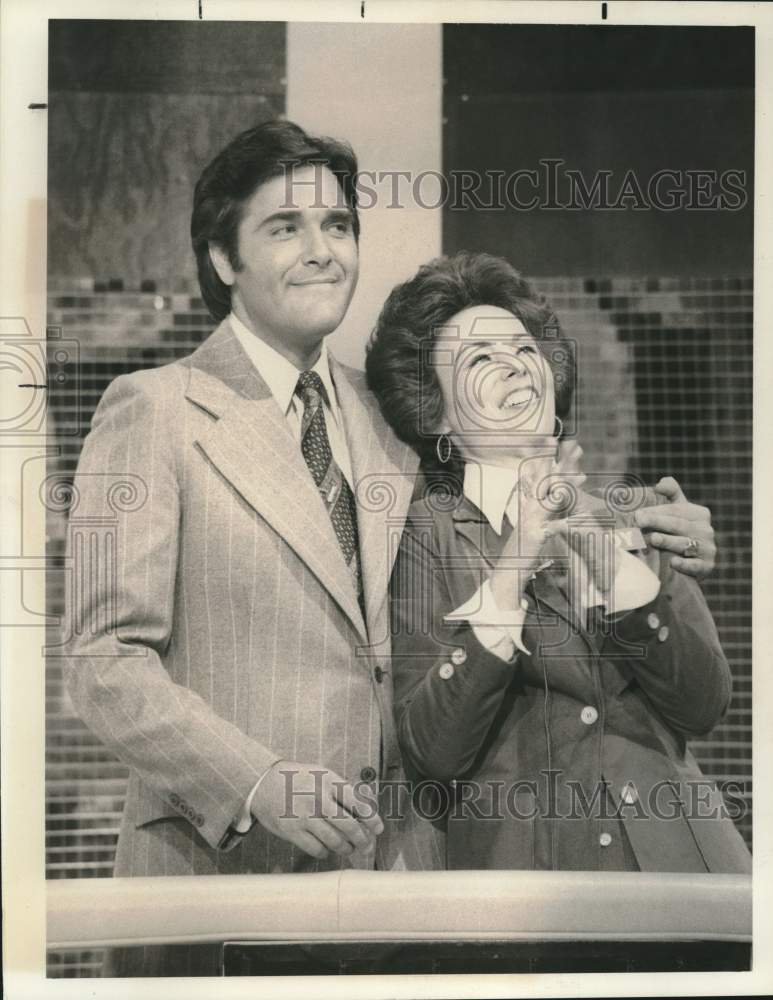 Press Photo Chuck Woolery, Television Host with guest - Historic Images
