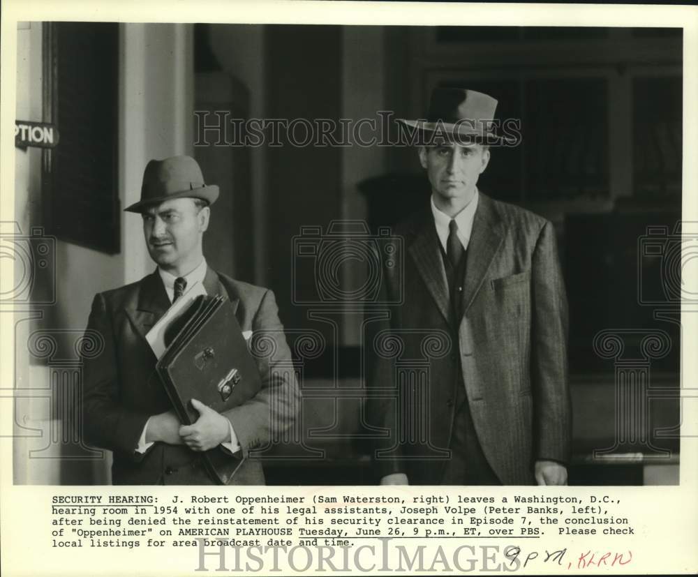 1954 Press Photo Actors Sam Waterston, Peter Banks in "Oppenheimer" movie - Historic Images