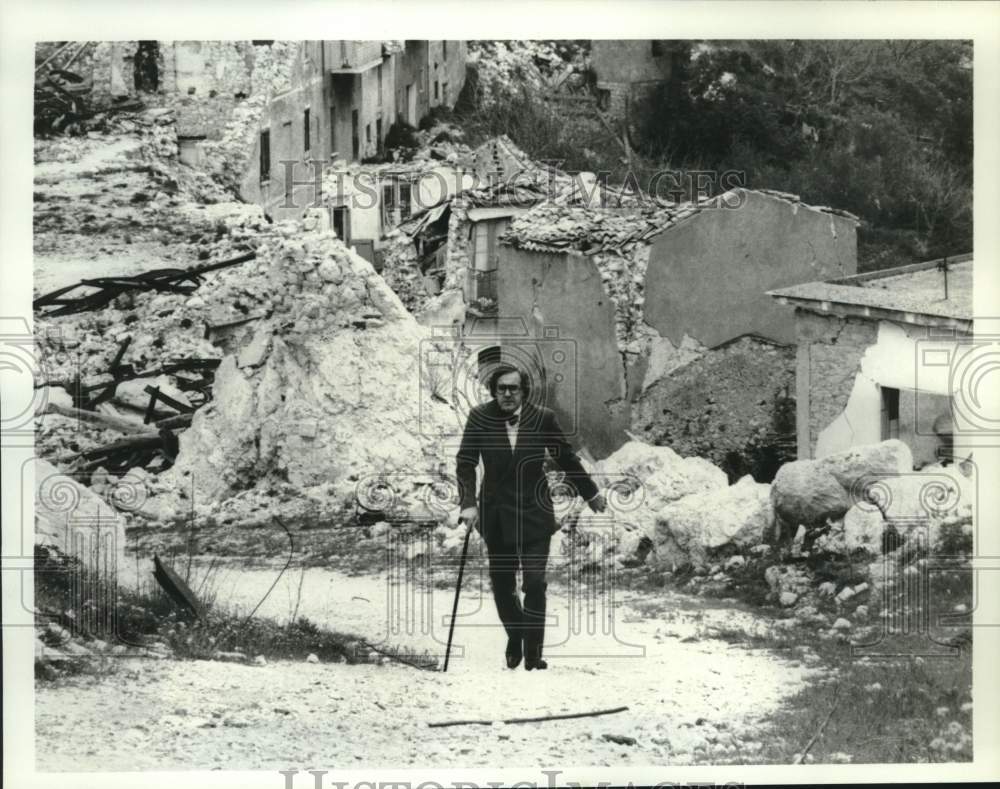 Press Photo Peter Watson, London Sunday Times Reporter in Laviano Italy Streets - Historic Images