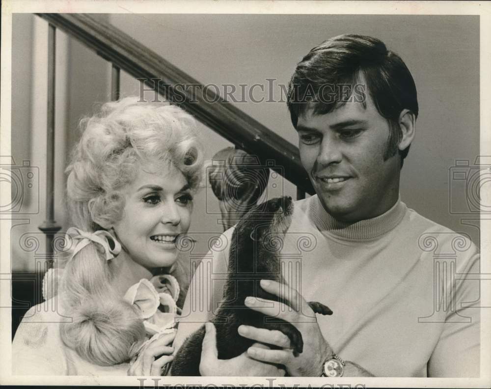 Press Photo Entertainer Brain West and Friend with Ferrit - Historic Images