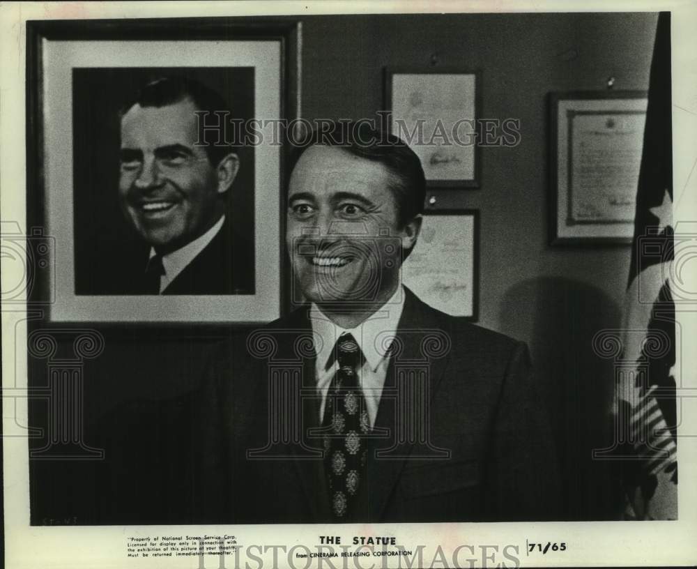 1971 Press Photo Robert Vaughn in a scene from The Statue. - Historic Images