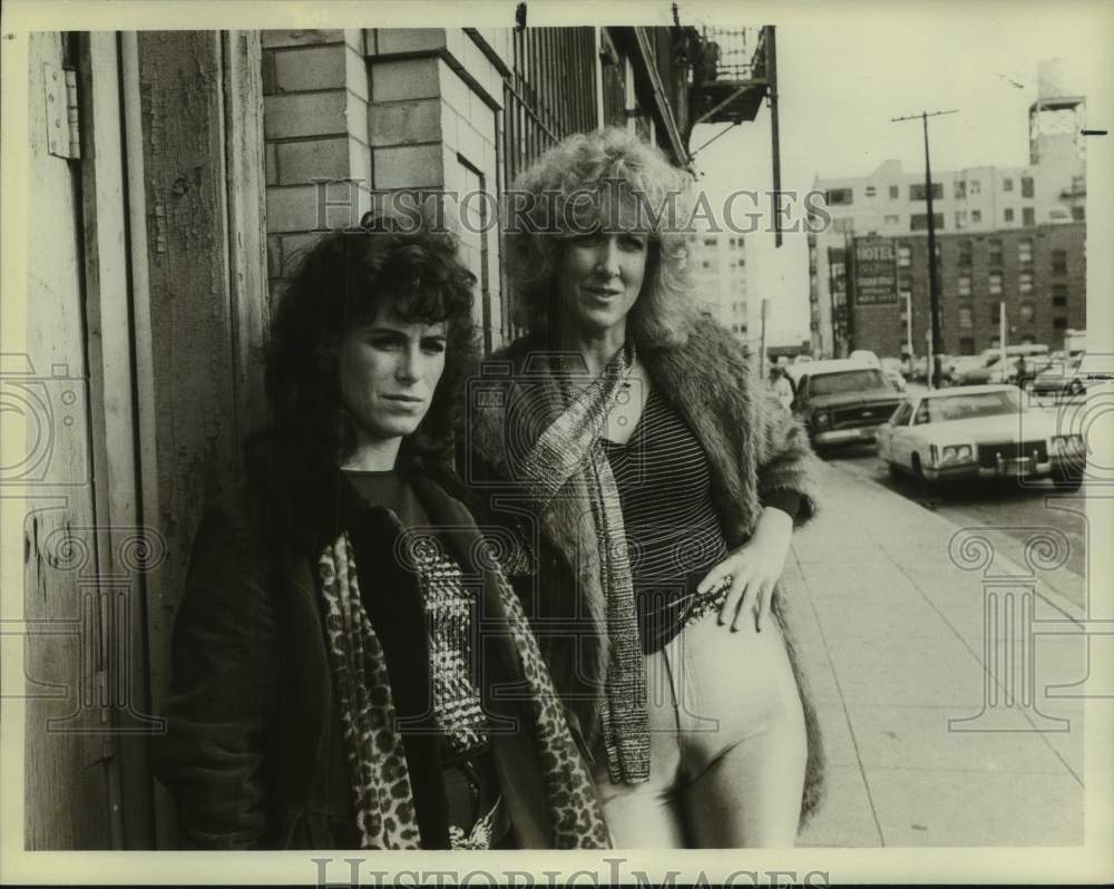 1984 Press Photo Betty Thomas and Jane Kaczmarek on Hill Street Blues, on NBC. - Historic Images