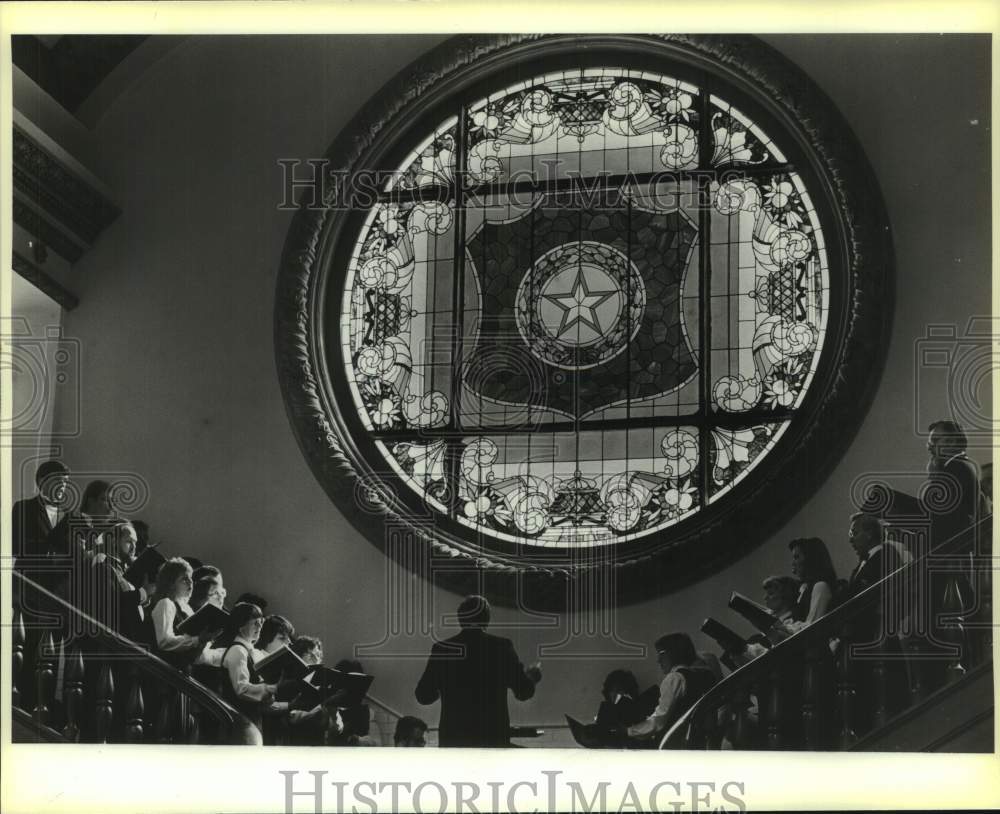 1985 Press Photo The Texas Bach Choir at Southern Pacific Train Depot. - Historic Images