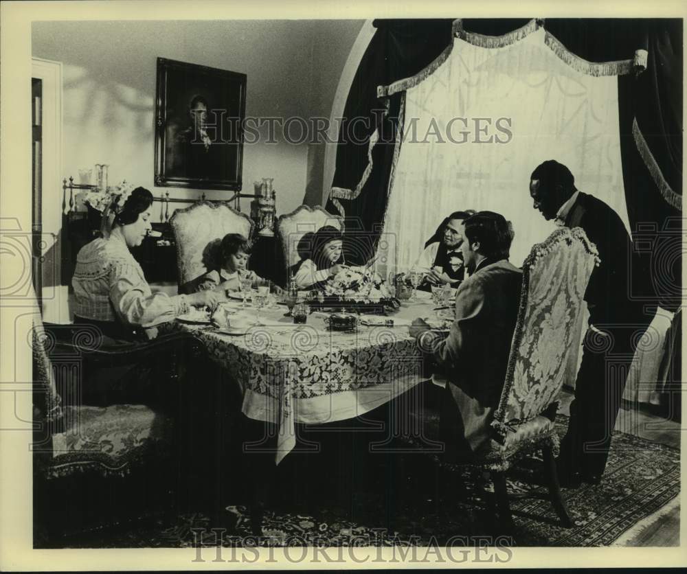 Press Photo Actors in a scene from a television show or movie. - Historic Images