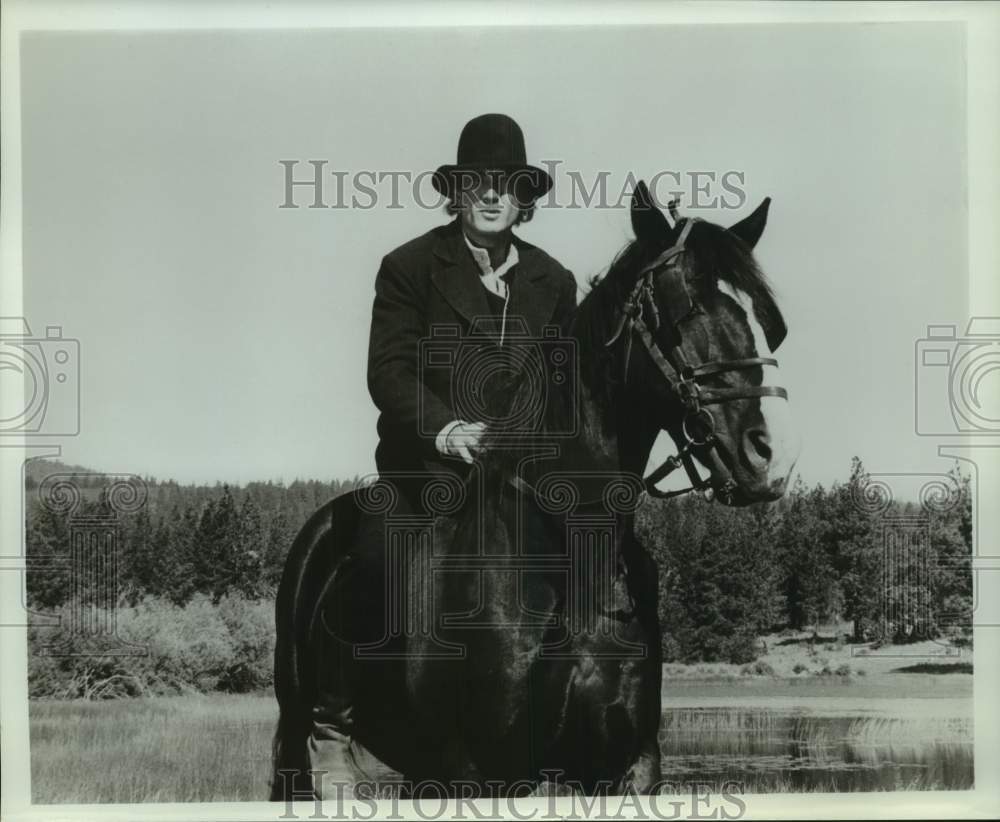 Press Photo Scott Thomas in a scene on The New Land, TV series. - Historic Images