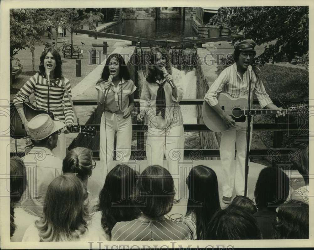 Press Photo A band performs at the San Antonio Riverwalk. - Historic Images