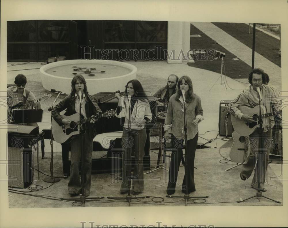 Press Photo A band performs at the San Antonio Riverwalk. - Historic Images