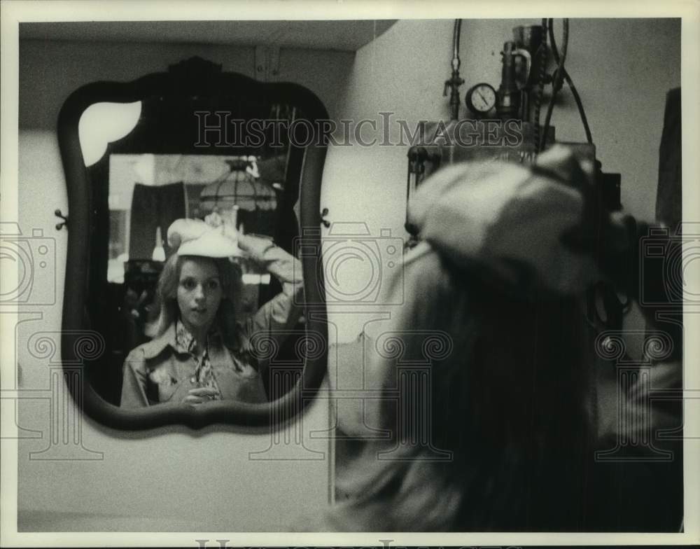 Press Photo An actress in a scene on a television show or movie. - Historic Images