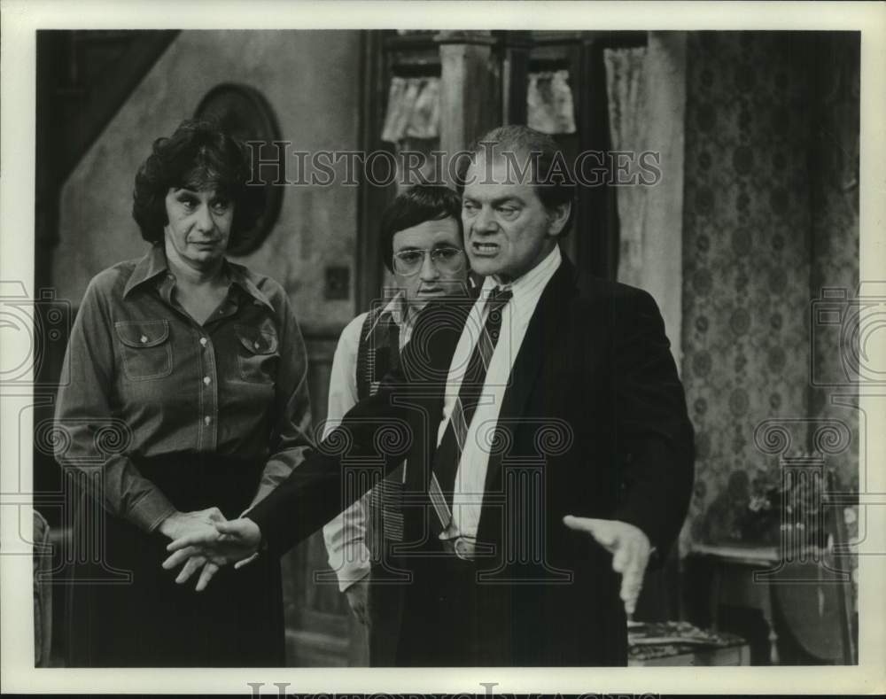 Press Photo Two actors and and an actress in a scene on a television show. - Historic Images