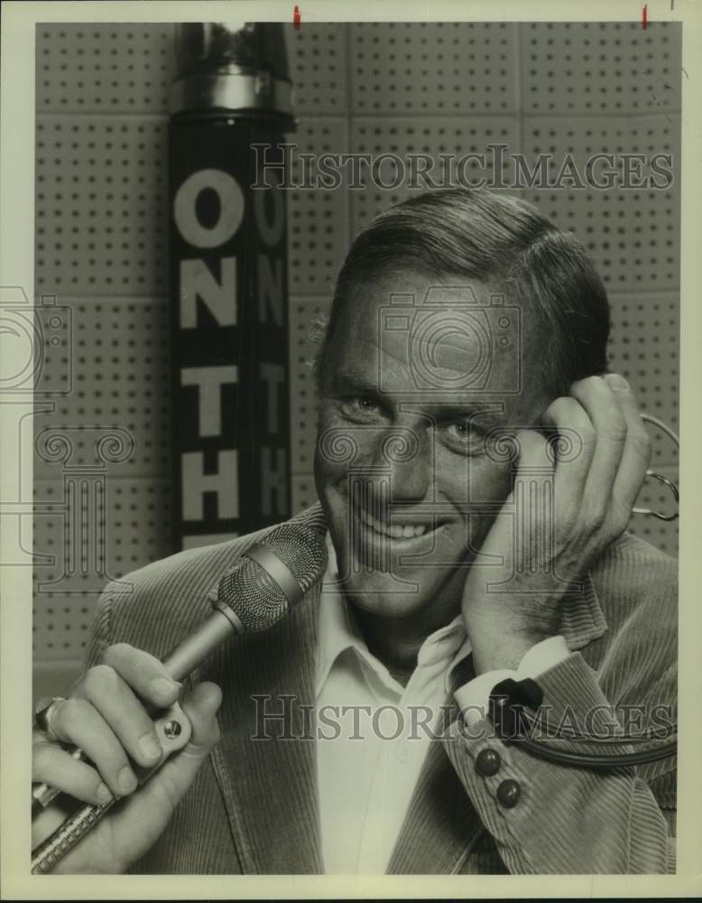 Press Photo Actor McLean Stevenson Speaks into Microphone in Radio Booth - Historic Images