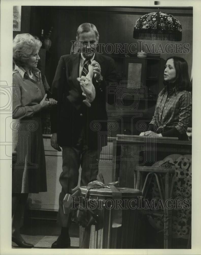 Press Photo Actor McLean Stevenson Holds Raw Chicken With Two Actresses - Historic Images