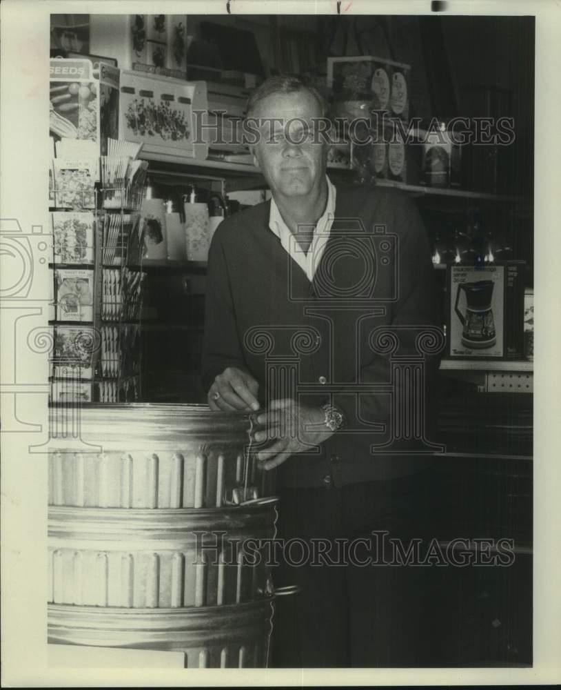 Press Photo Actor McLean Stevenson Poses in General Store - Historic Images