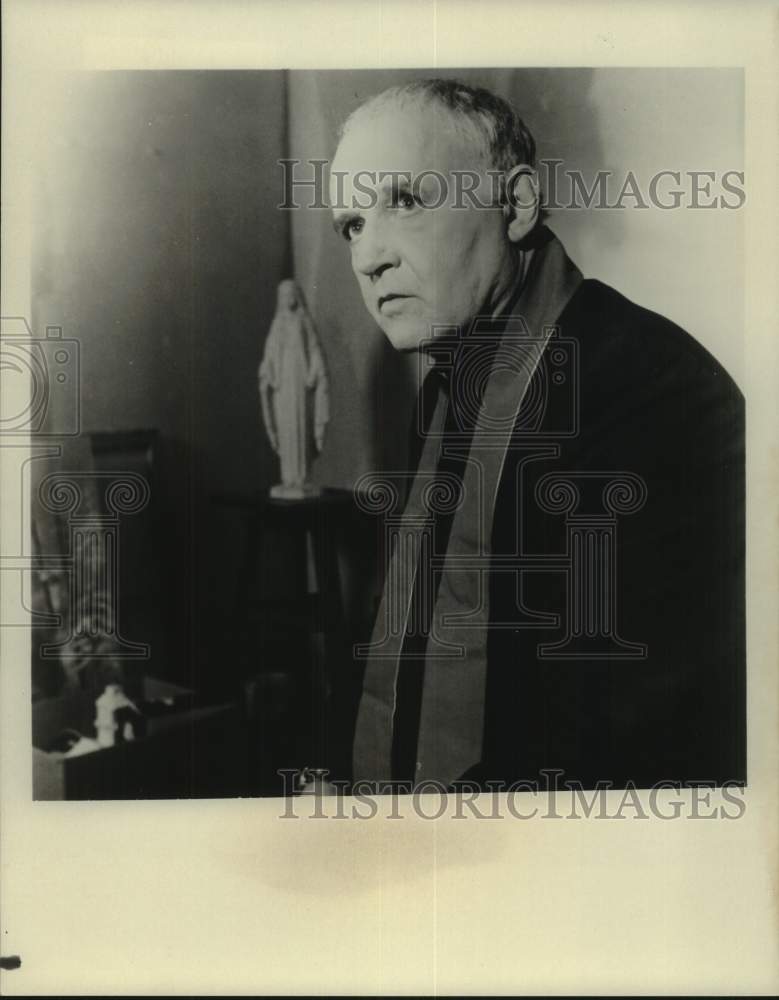 Press Photo Actor Rod Steiger Portrays a Priest - Historic Images