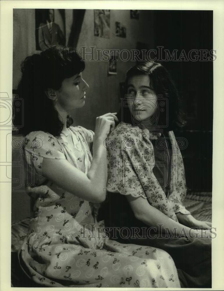 Press Photo Actress Mary Steenburgen Combs Girl&#39;s Hair - Historic Images