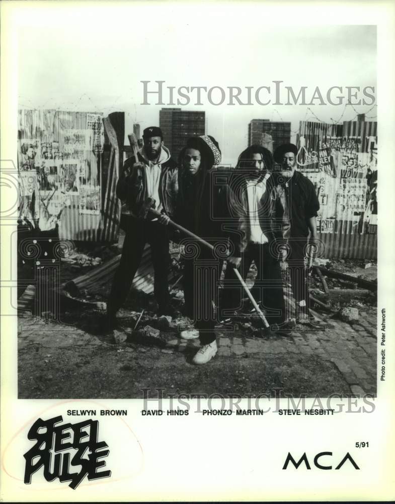 Press Photo Music Group Steel Pulse Pose in City Alley - Historic Images