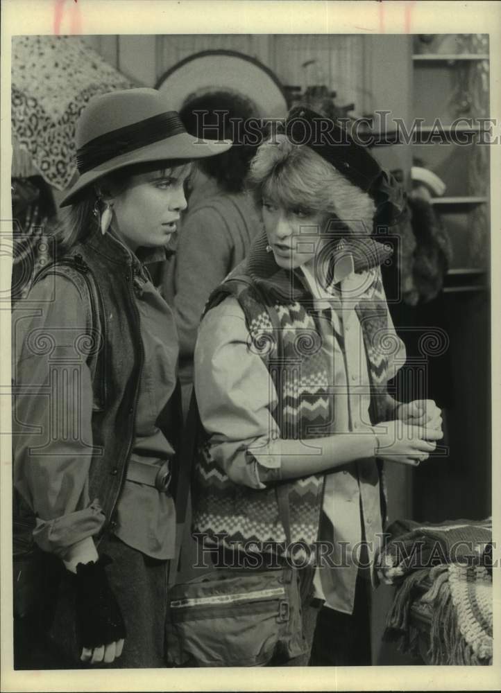 Press Photo Actress Allison Smith Performs Scene in Shop  With Woman - Historic Images