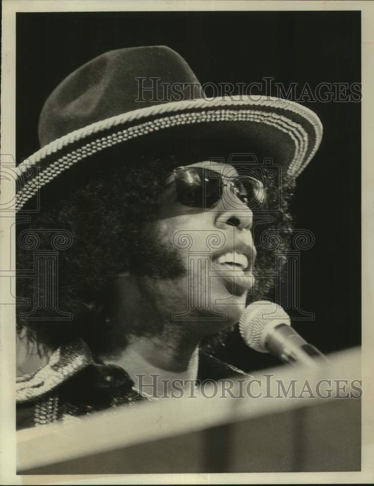 1973 Press Photo Musician Sly Sings into Microphone - Historic Images