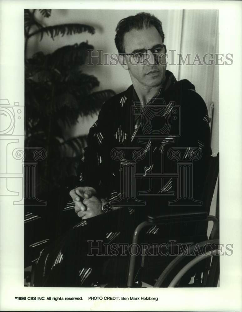 1996 Press Photo Actor Jay Thomas Performs Scene in Wheelchair - Historic Images