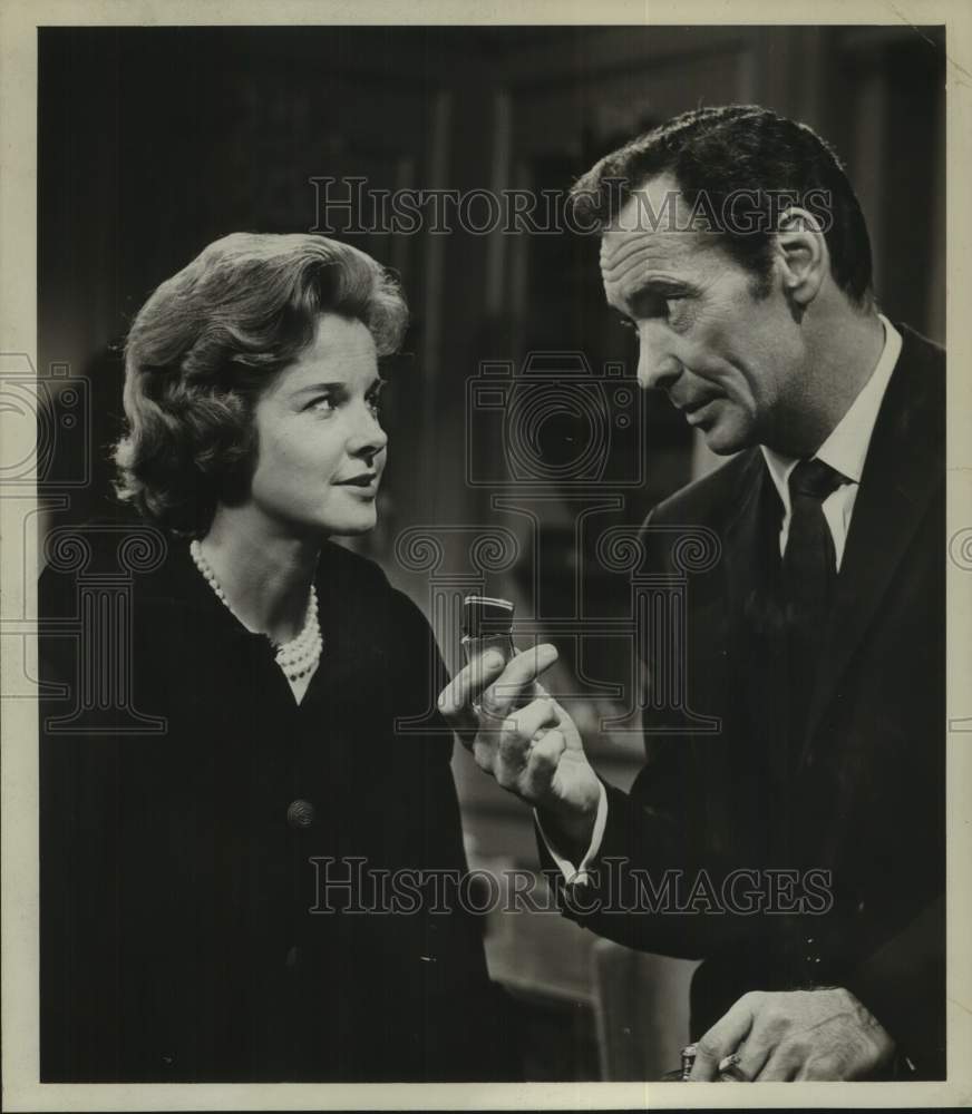 1960 Press Photo Barry Sullivan and Mona Freeman in Operation North Star. - Historic Images