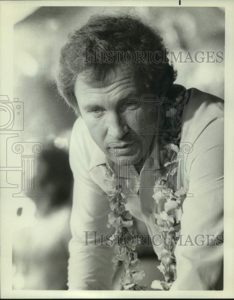 Press Photo Actor Roy Thinnes Wears Lei - Historic Images