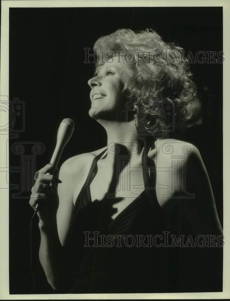 Press Photo Kaye Stevens Sings Into Microphone - Historic Images