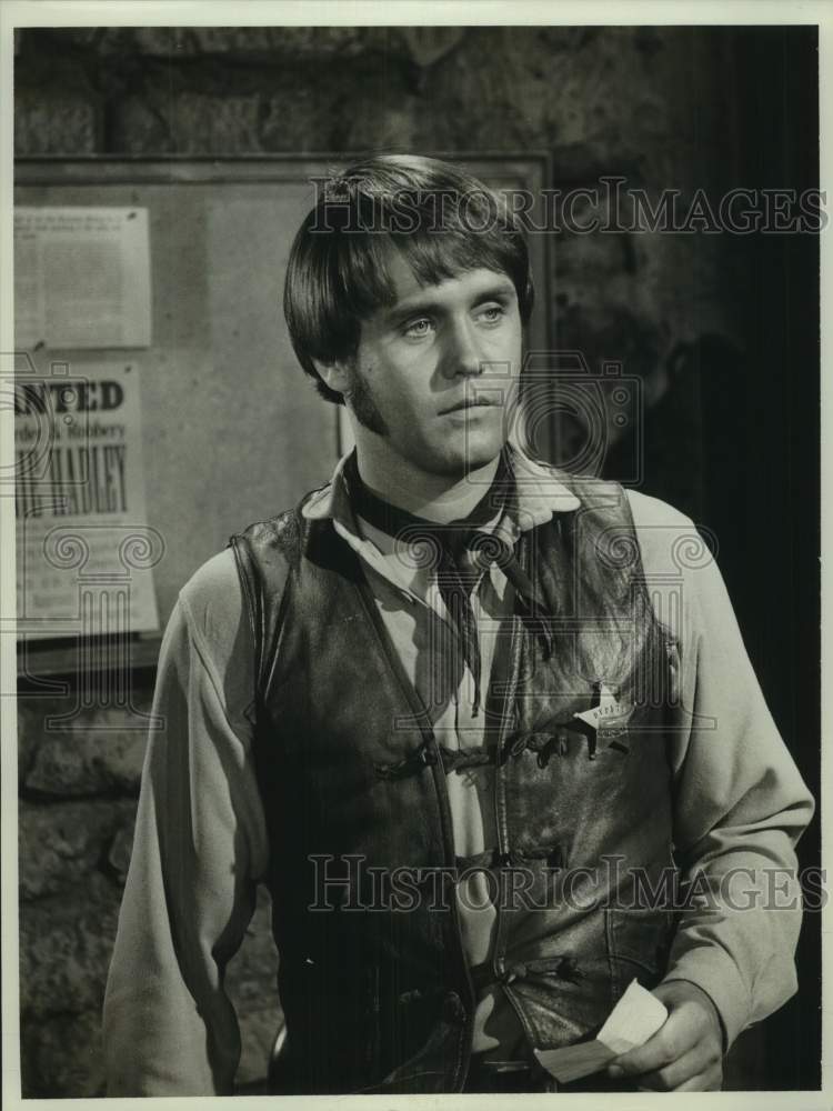1970 Press Photo Actor Make Slade Portrays Old West Sheriff - Historic Images