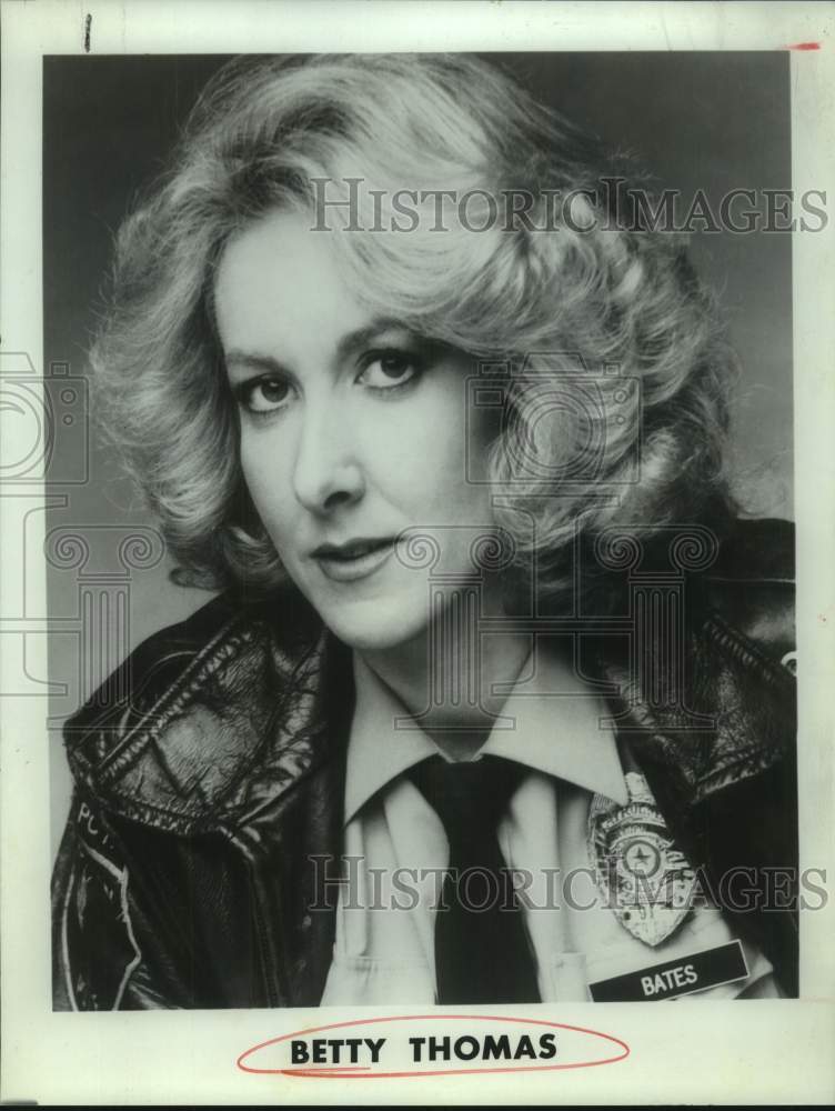 1982 Press Photo Actress Betty Thomas in Police Uniform - Historic Images