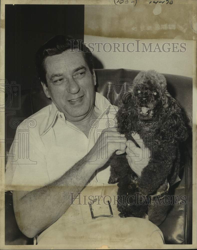 1974 Press Photo Radio Announcer Logan Stewart Poses With Dog - Historic Images