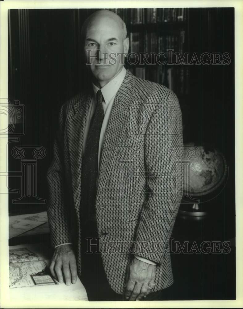 2001 Press Photo Actor Patrick Stewart Poses in Library - Historic Images