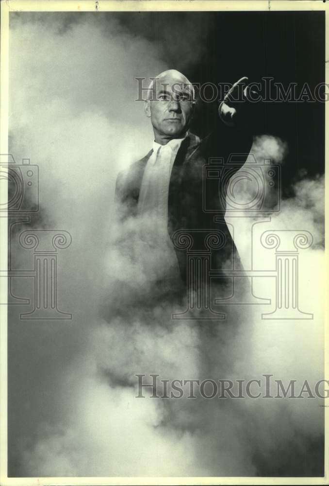 1992 Press Photo Actor Patrick Stewart Points Through Fog - Historic Images