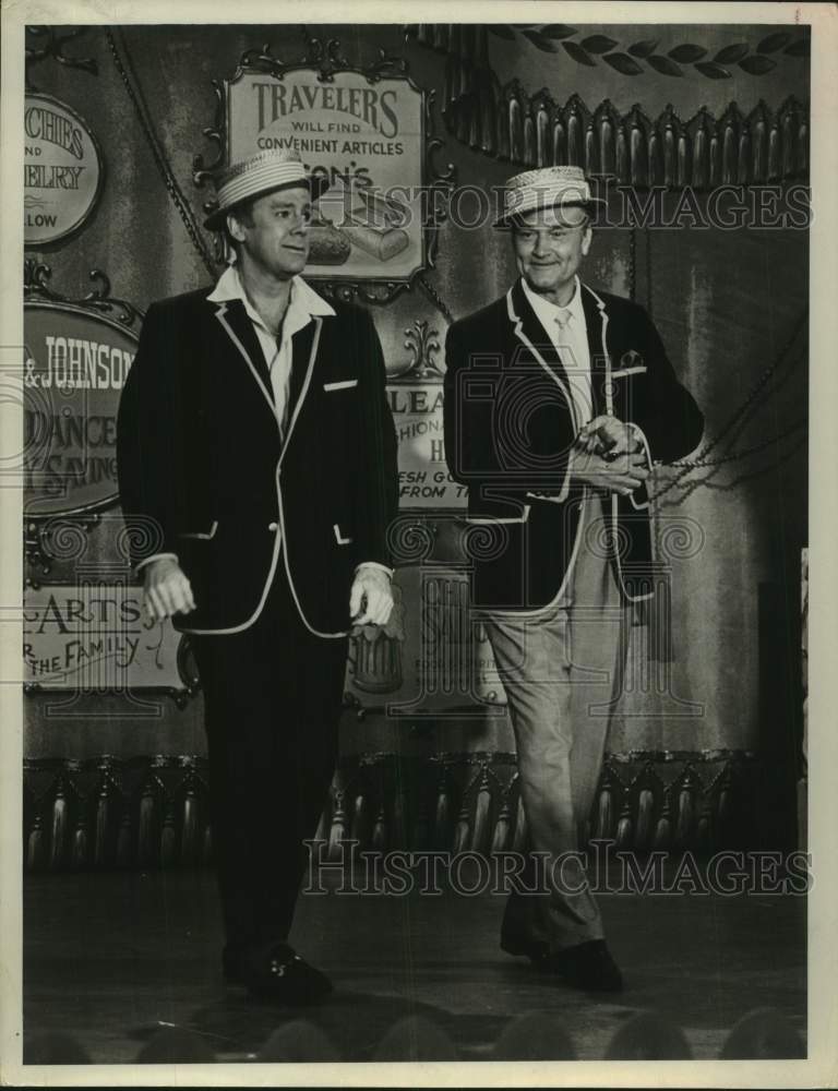 1968 Press Photo Entertainers Van Johnson &amp; Red Skelton as Fishermen on Stage - Historic Images