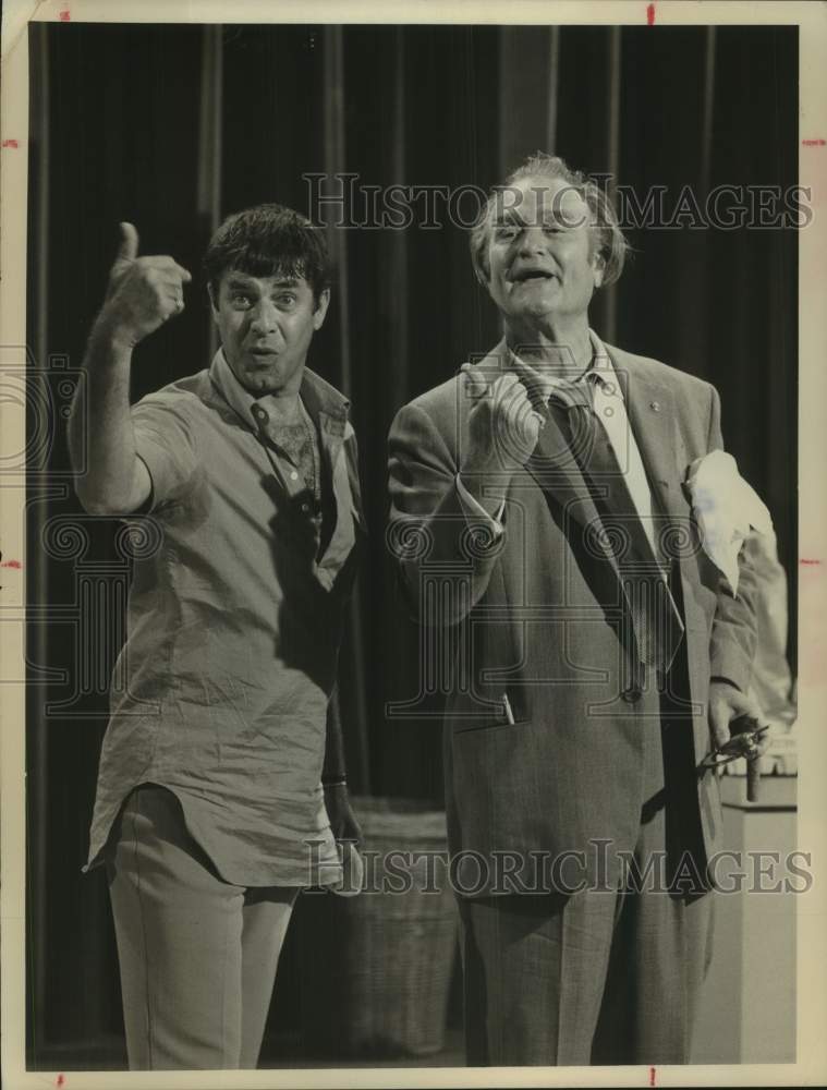 1970 Press Photo Entertainer Red Skelton &amp; Man Perform on Stage - Historic Images