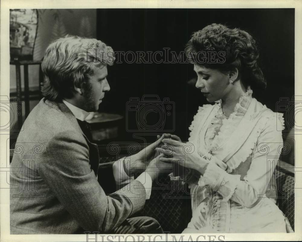 Press Photo An actor and actress in a scene from a movie or television show. - Historic Images