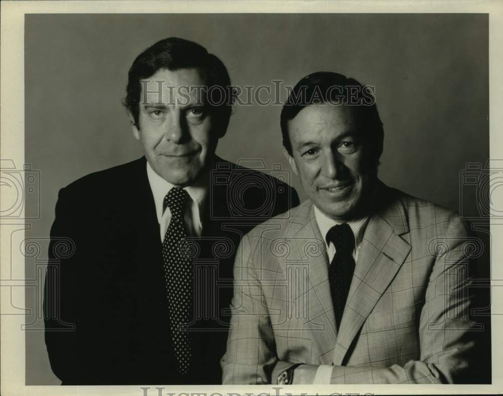 Press Photo Two actors or entertainers posing for a photograph. - Historic Images